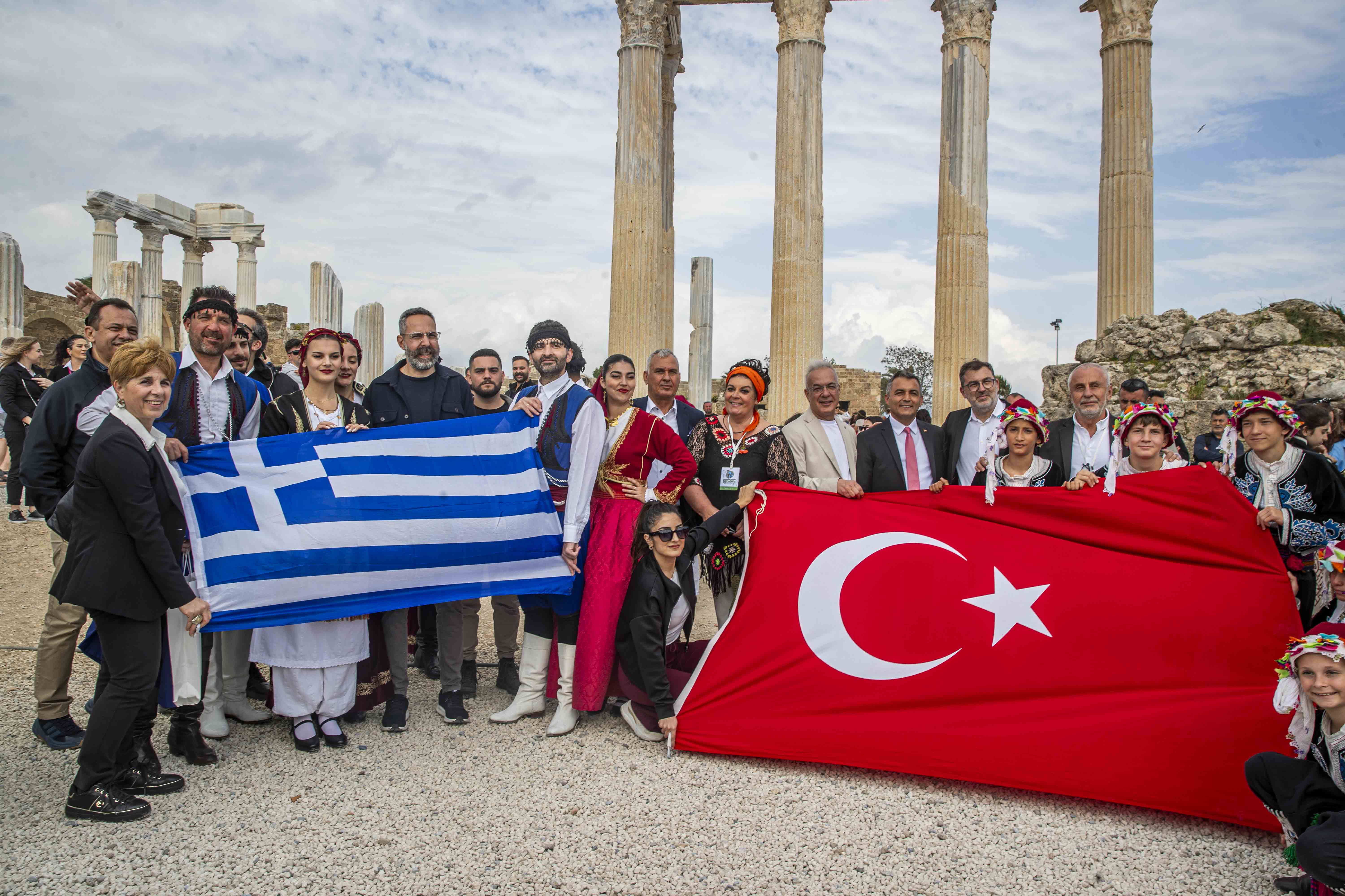 Kardeşliğin Bayrağı Olmaz: Side'nin Girit ile Dansı