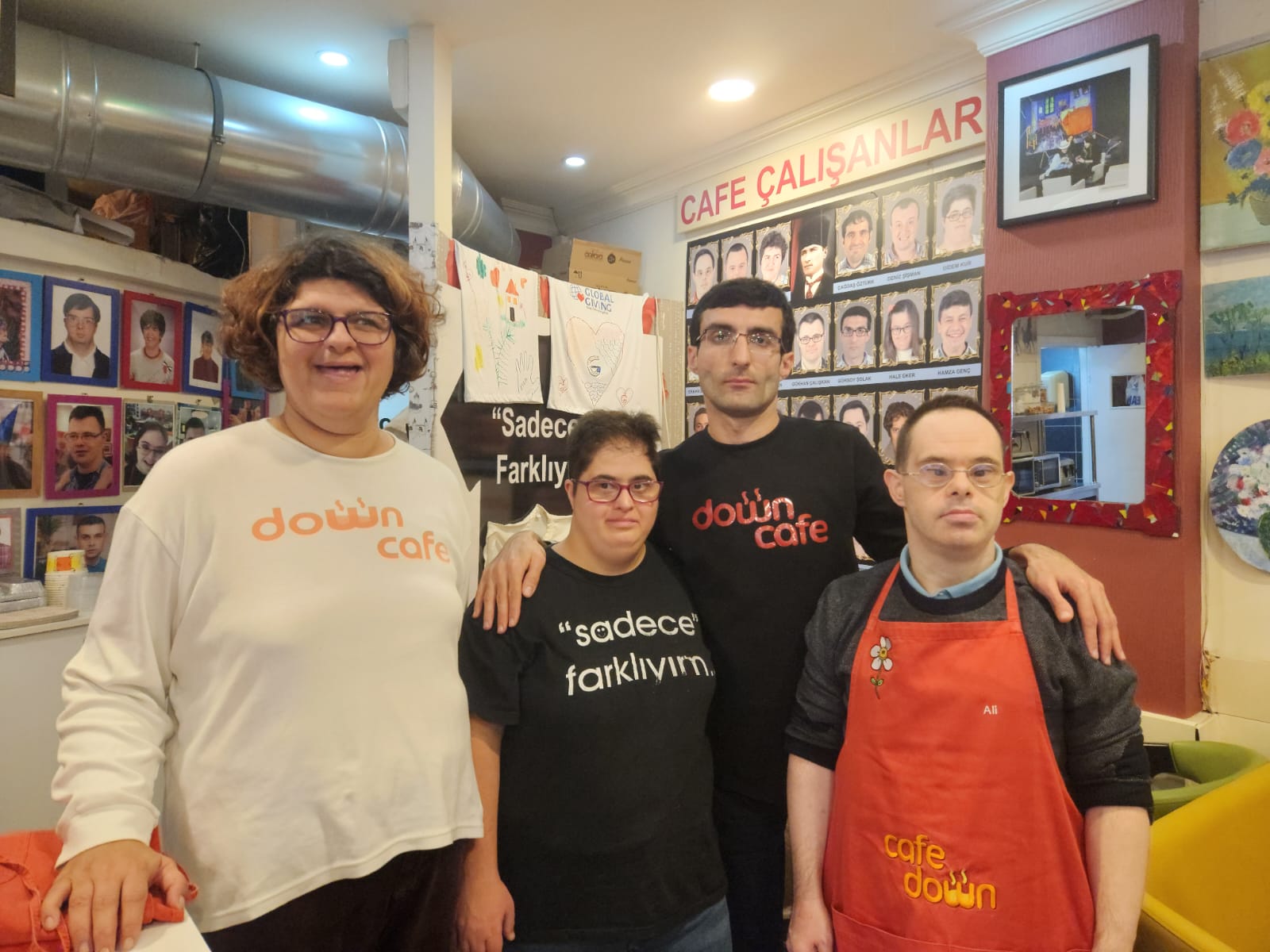 Down Sendromlu gençlerin hayatına dokunan Kafe: Down Cafe