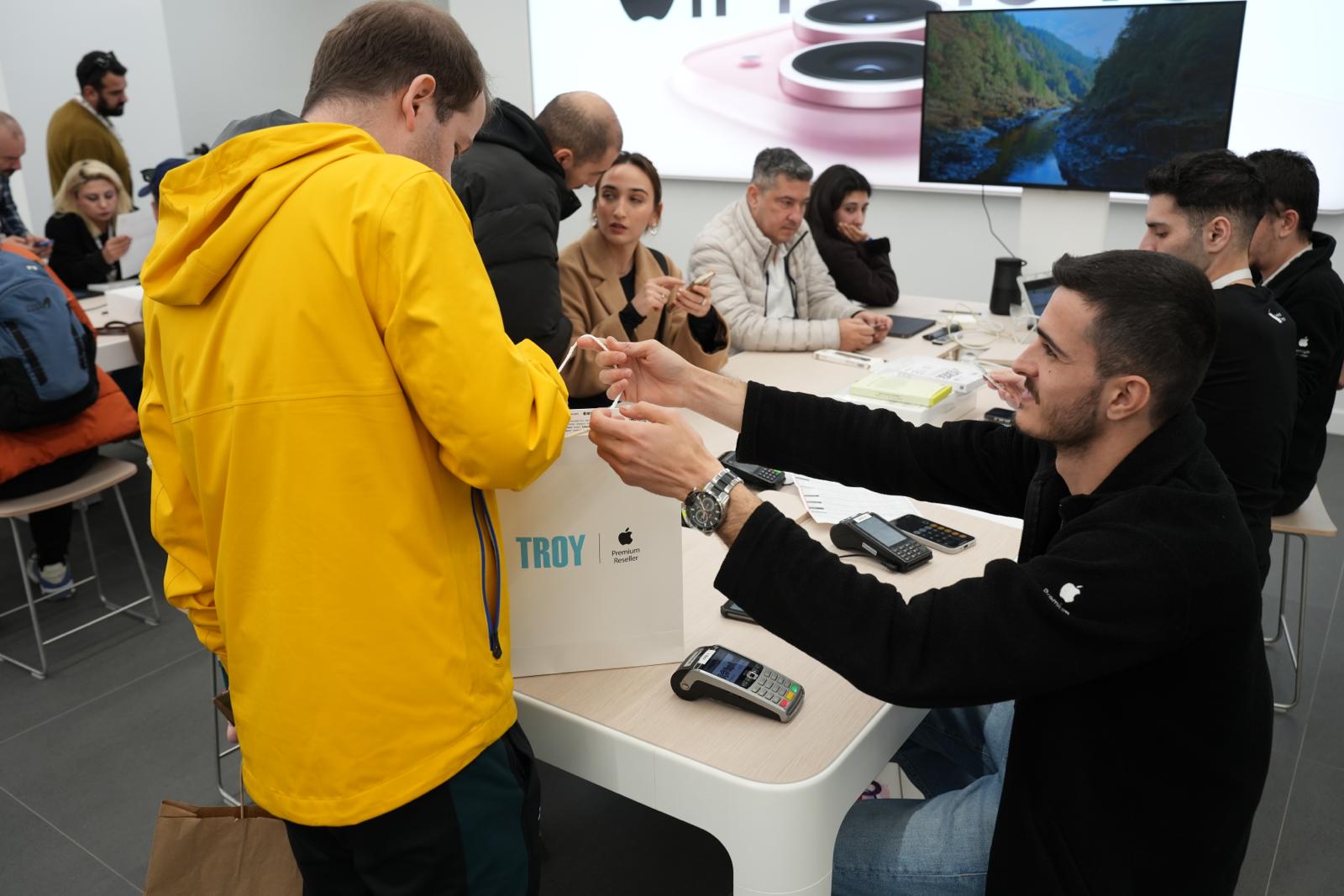 Troy, yenilenen ve büyüyen mağazasıyla İzmir MaviBahçe’de!