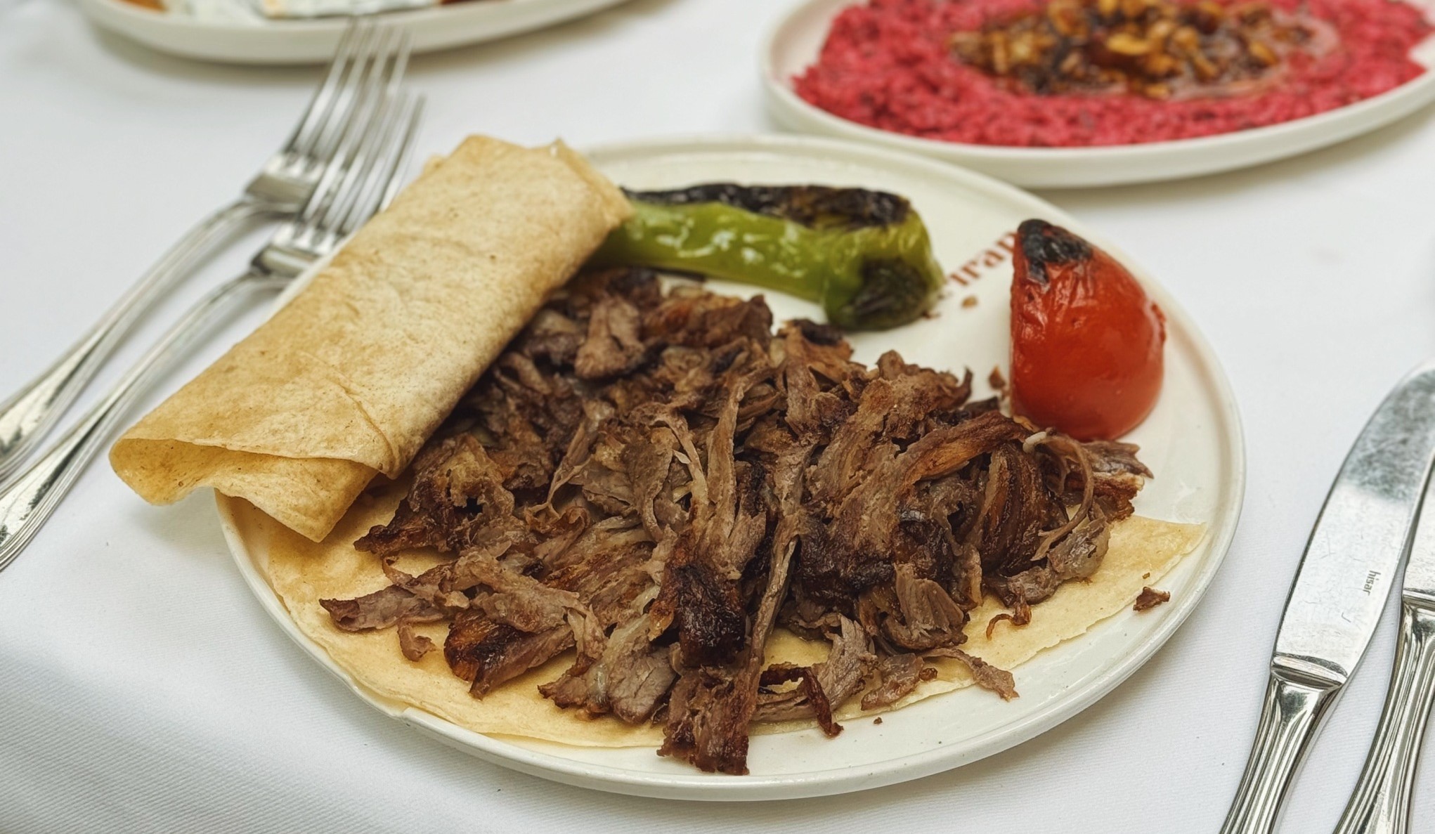 İstanbul’un ocakbaşı konseptine yeni bir soluk getiren mekan, sadece Pazar günleri servis ettiği döneriyle de oldukça iddialı…