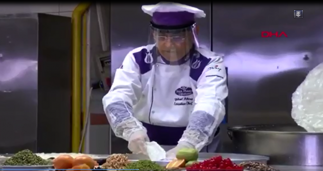 Koronavirüse Karşı Ramazan’ın Vazgeçilmez Tatlısını Meyveyle Birleştirdi