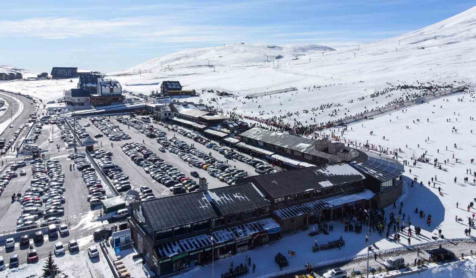 Erciyes Kayak Merkezi, yeni yılın ilk gününde 110 bin ziyaretçi ağırladı