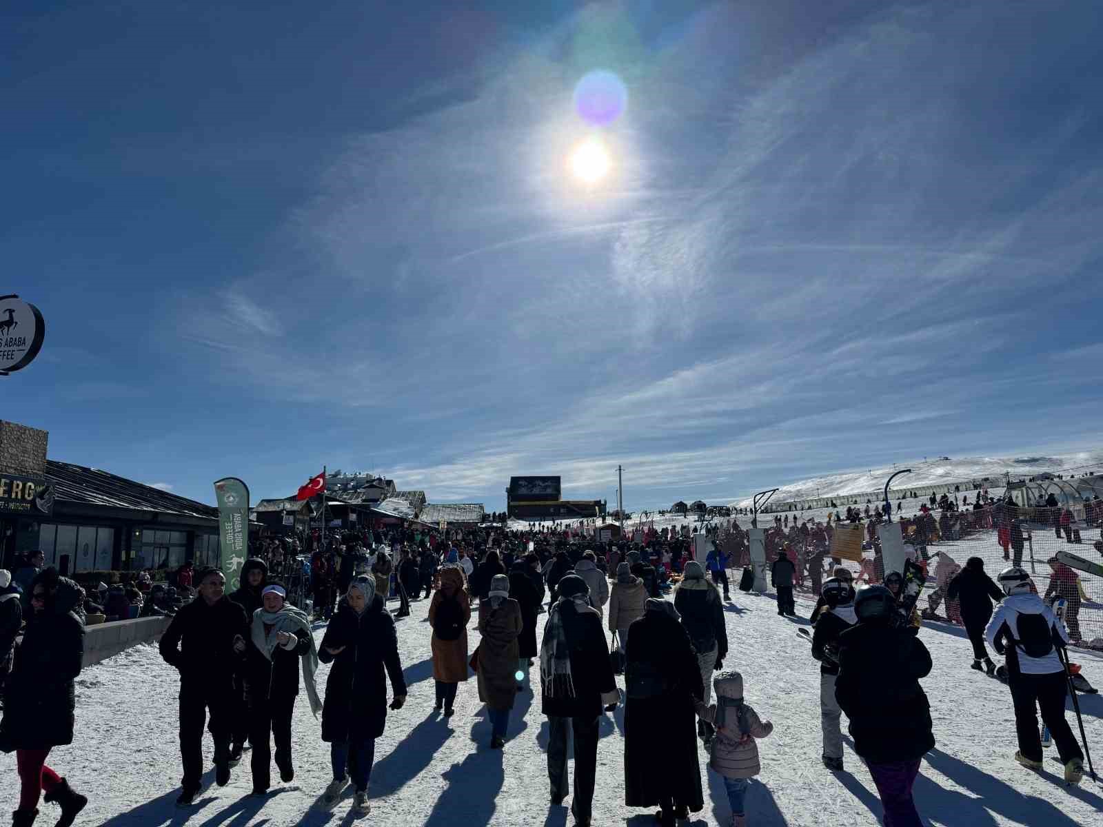 Erciyes Kayak Merkezi, yeni yılın ilk gününde 110 bin ziyaretçi ağırladı