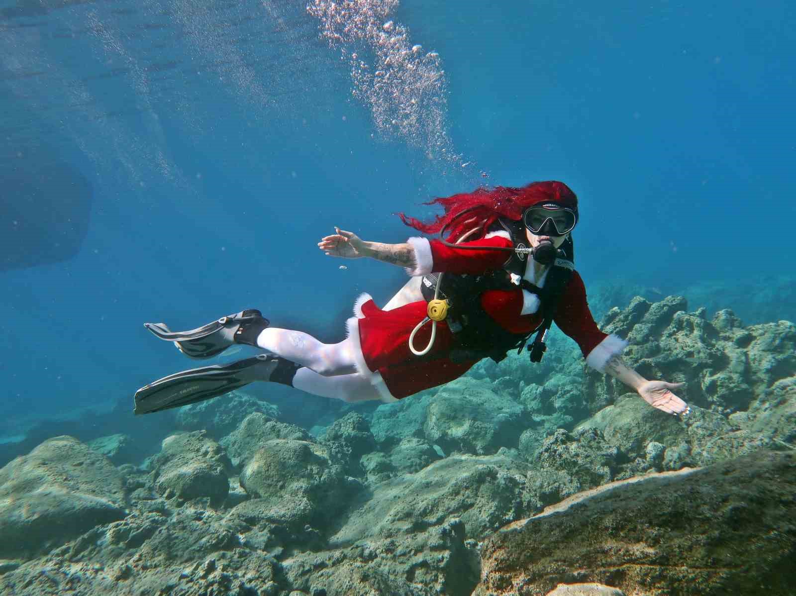 Fethiye’de Slovenyalı dalgıç deniz altında Noel’i kutladı