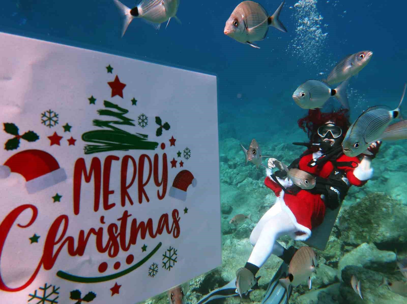 Fethiye’de Slovenyalı dalgıç deniz altında Noel’i kutladı