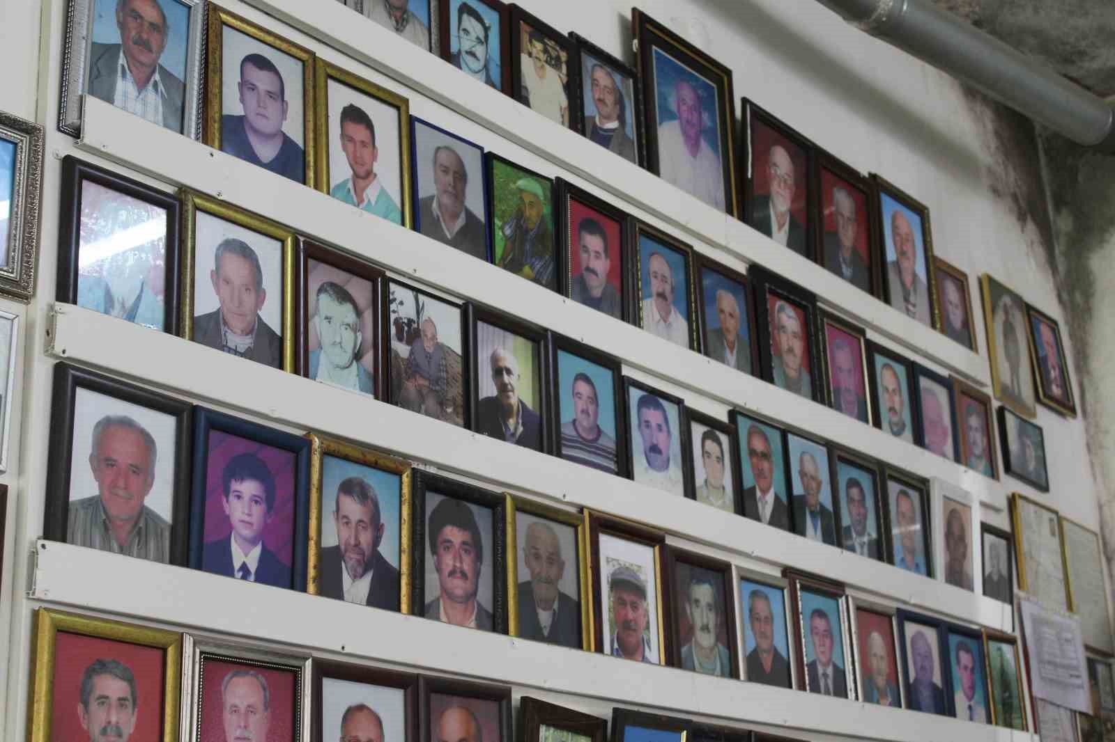 Kahvehanenin vefat eden müşterilerinin anısı duvarda yaşatılıyor