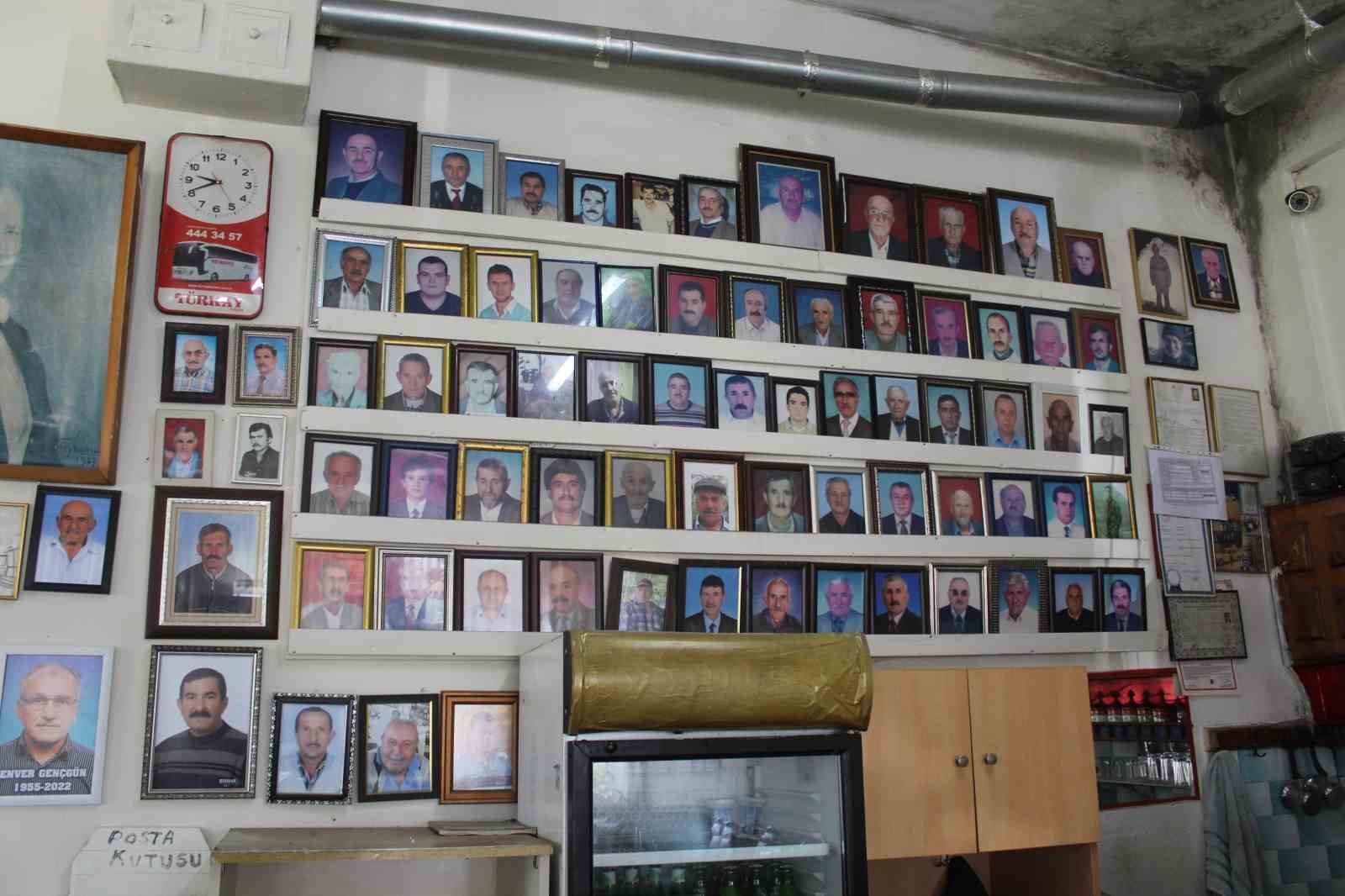 Kahvehanenin vefat eden müşterilerinin anısı duvarda yaşatılıyor