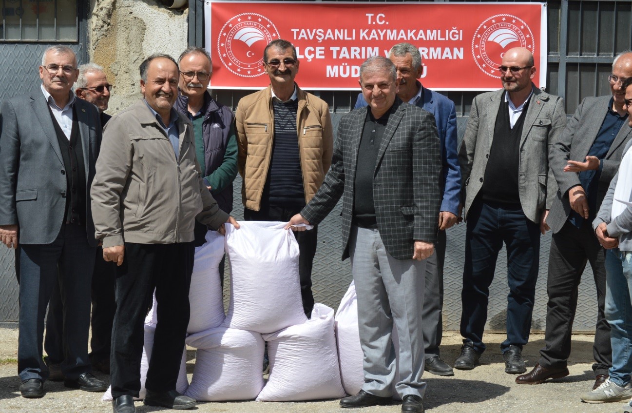Tavşanlı çiftçisine “leblebilik” nohut tohumu desteği