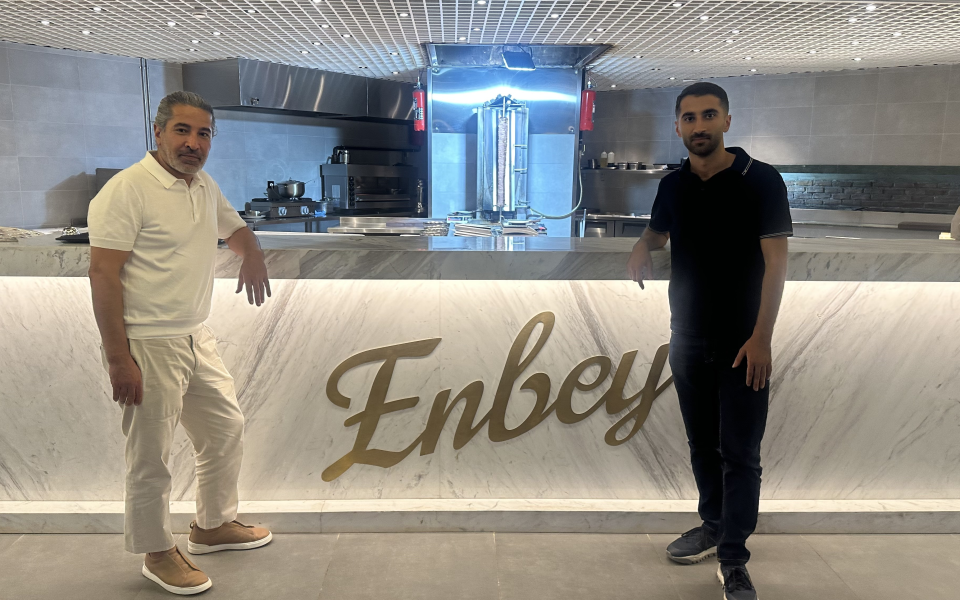Beykent'e Yeni Lezzet Adresi: Enbey Döner, Odun Ateşi Lezzetini Modern Konseptle Buluşturdu